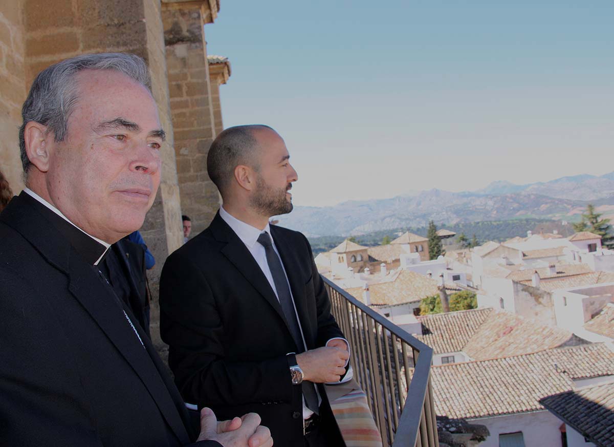 El obispo de Málaga, José Catalá, contempla los paisajes junto al arquitecto rondeño Sergio Valadez.