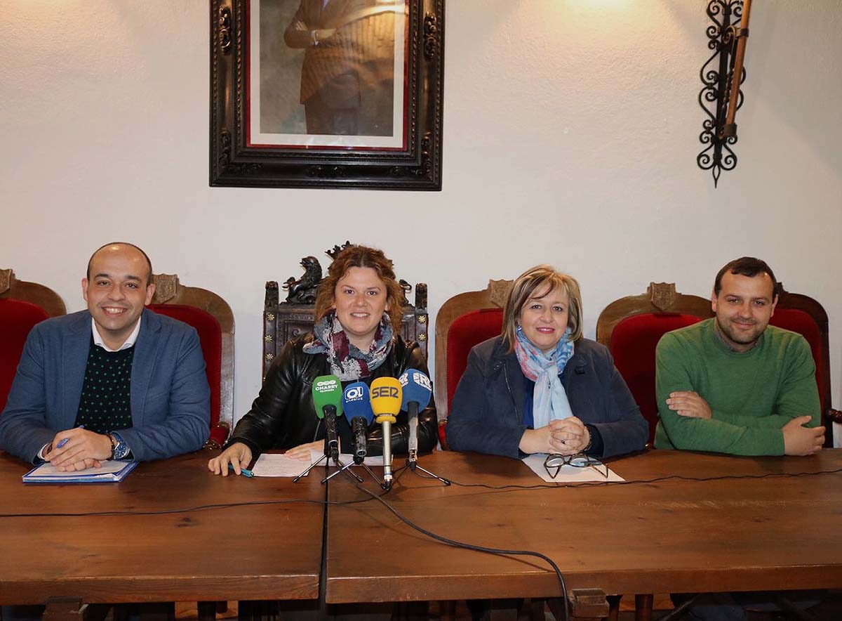 La alcaldesa y los representantes de los tres partidos ofrecieron un balance del año.