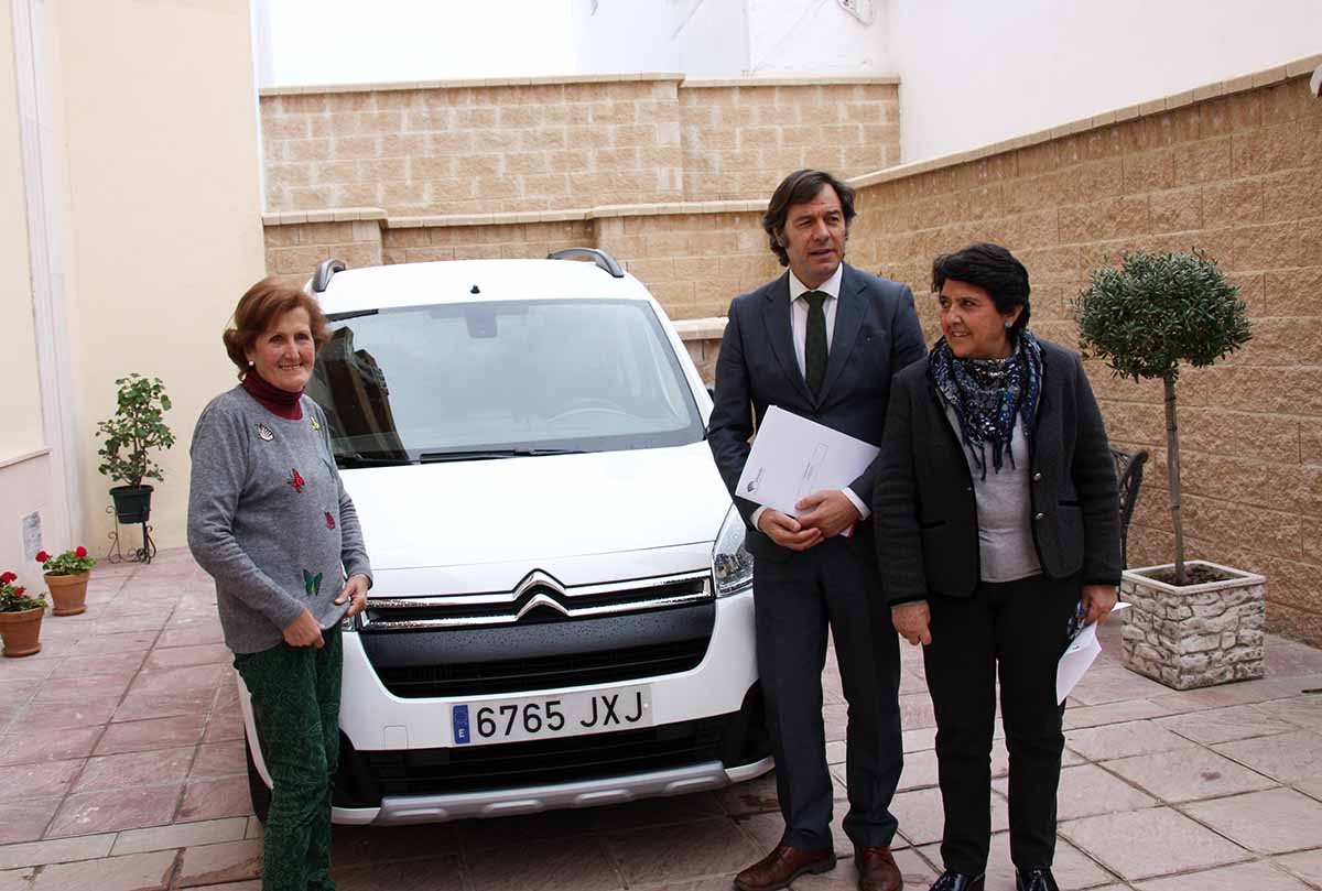 Responsables de Proyecto Hombre y de la Fundación Unicaja junto a la furgoneta.
