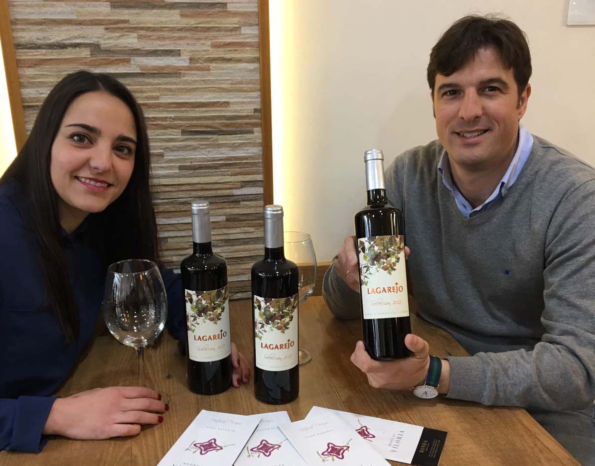 Gema López y Jesús Manuel Jiménez con el vino premiado en el concurso internacional.