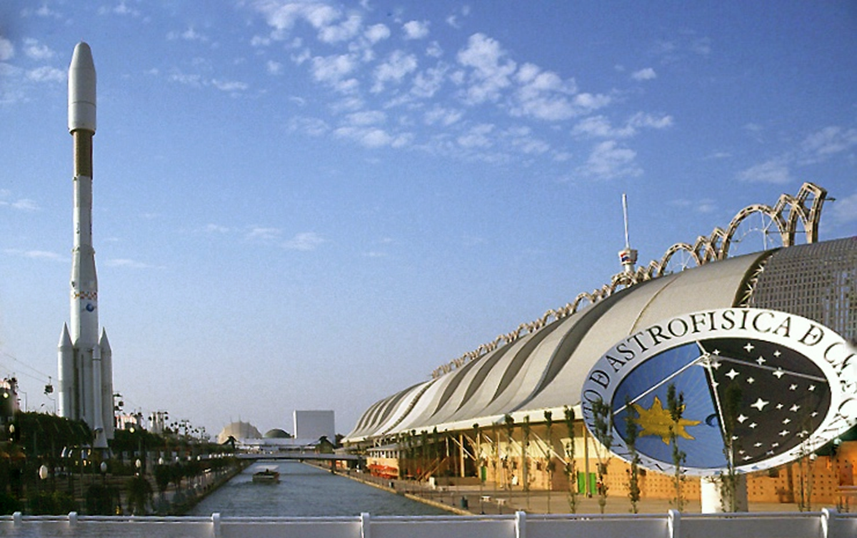 El Cohete Ariane IV presidía el Canal y la Plaza del Futuro.