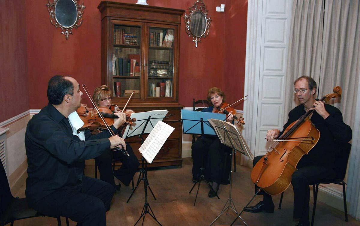 Actuará el grupo de cámara Ensemble Mainake y la pianista malagueña Paula Coronas.