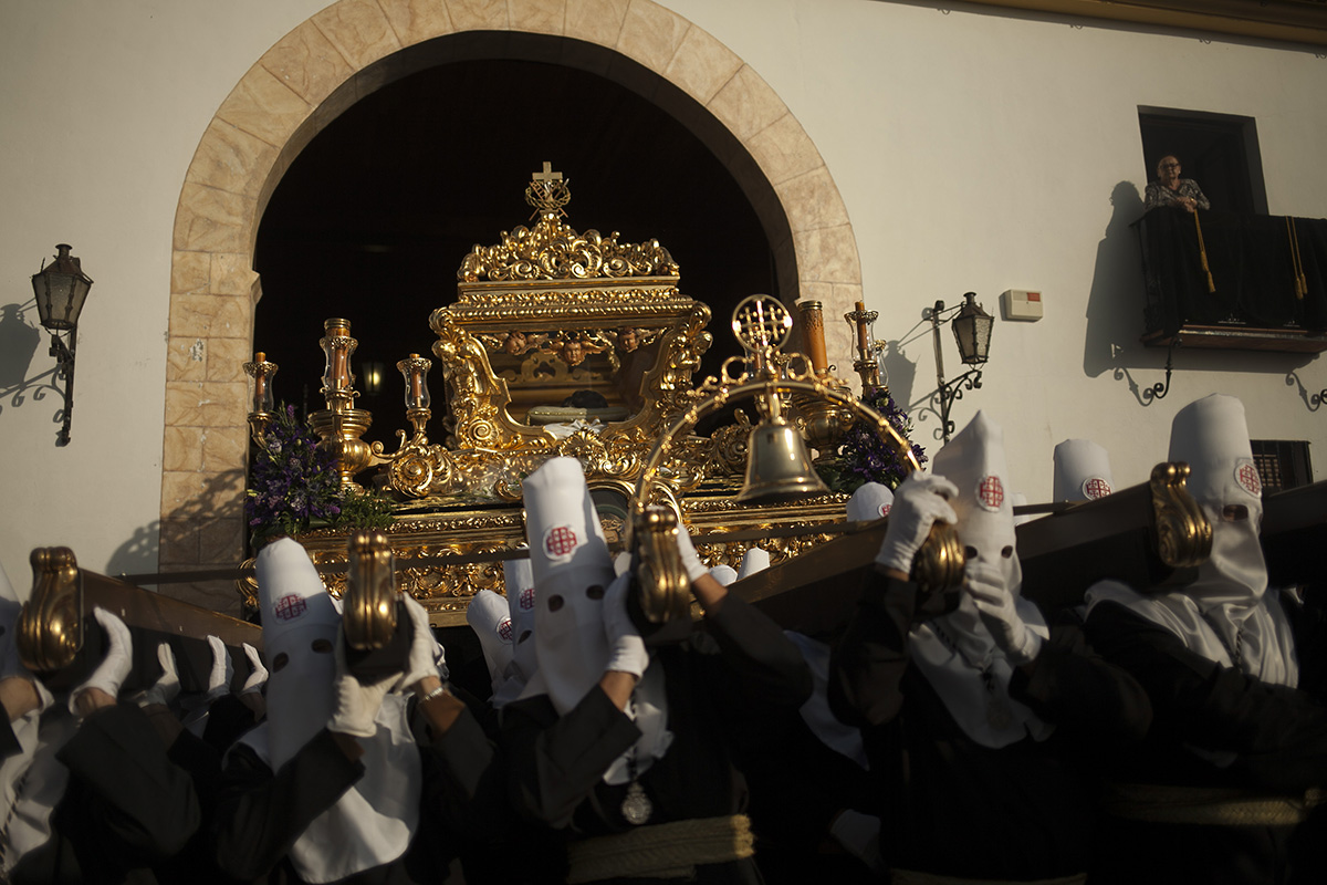 El trono del Cristo Yacente es sacado con absoluta maestría por los horquilleros de la hermandad.