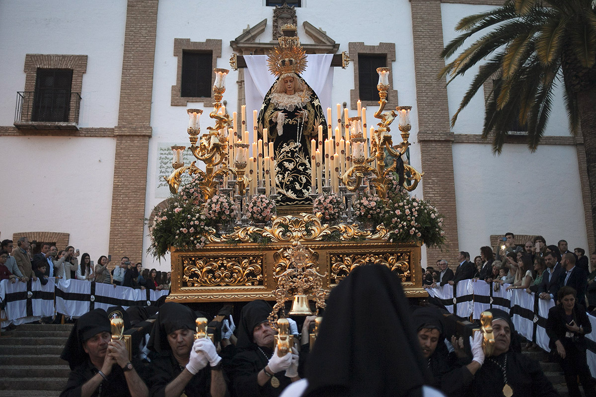 El único trono de La Soledad tras bajar la escalinata de la iglesia de La Merced.