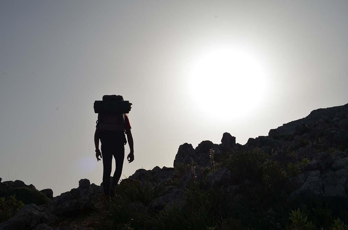 Uno de los montañeros alcanzando la cima de la Cancha Almola.