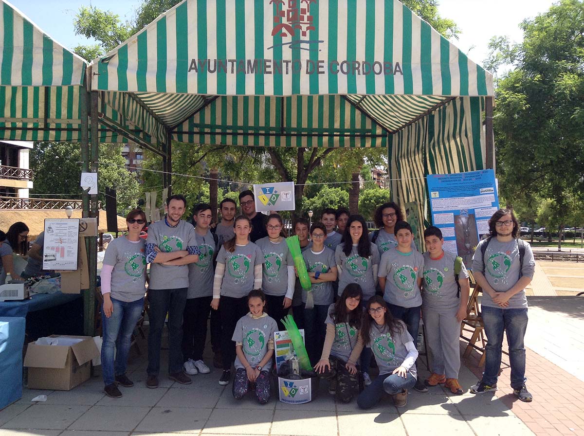La expedición rondeña en el stand situado en el paseo de la ciencia.