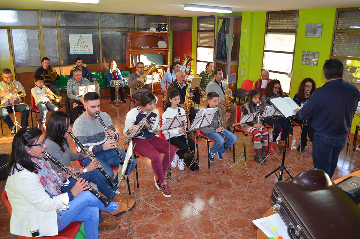 Los componentes de la Banda de Música de Pujerra en uno de sus ensayos.