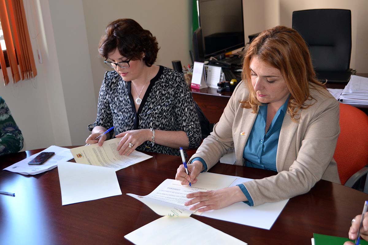 La alcaldesa de Benaoján y la delegada Territorial de Salud han firmado el convenio.