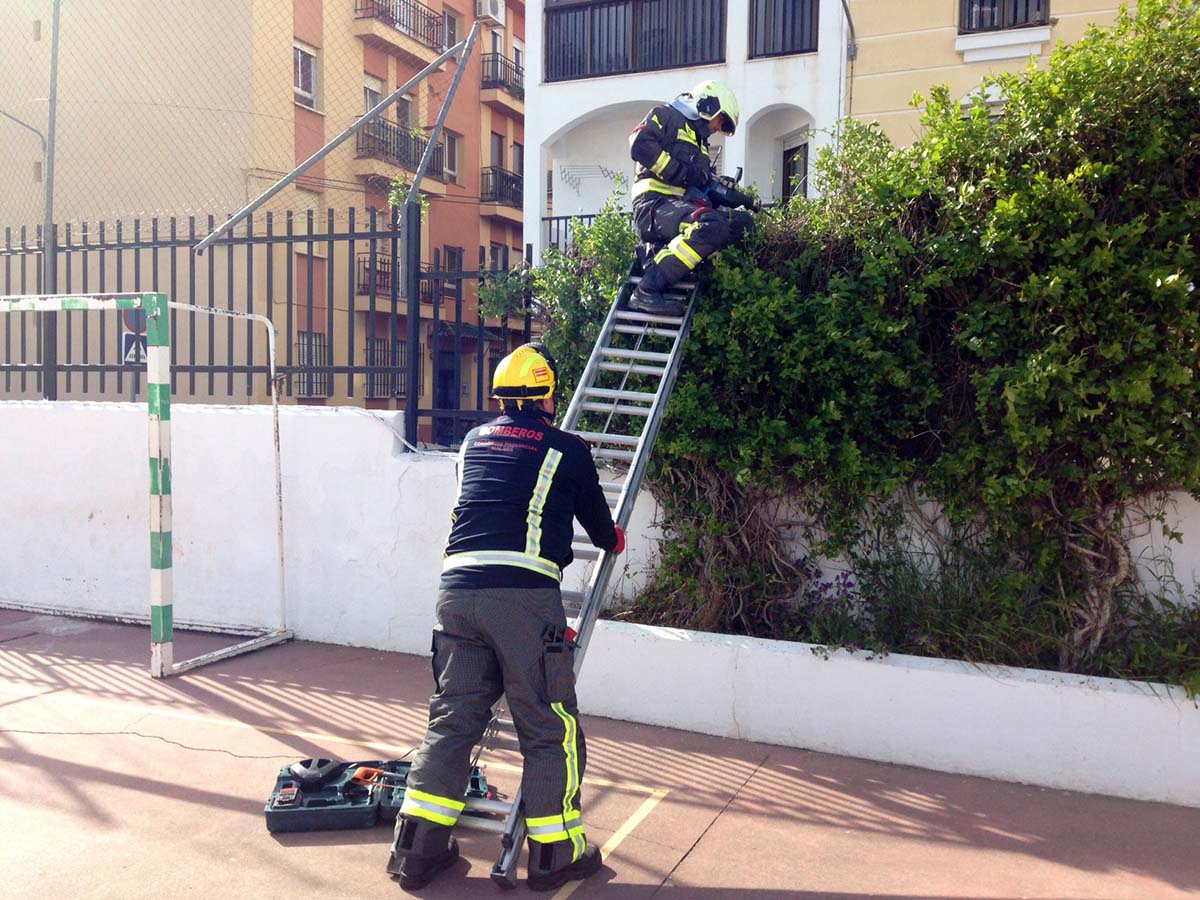 Los bomberos han retirado una reja que estaba a punto de caer en el colegio Martín Pinzón, en San Rafael.