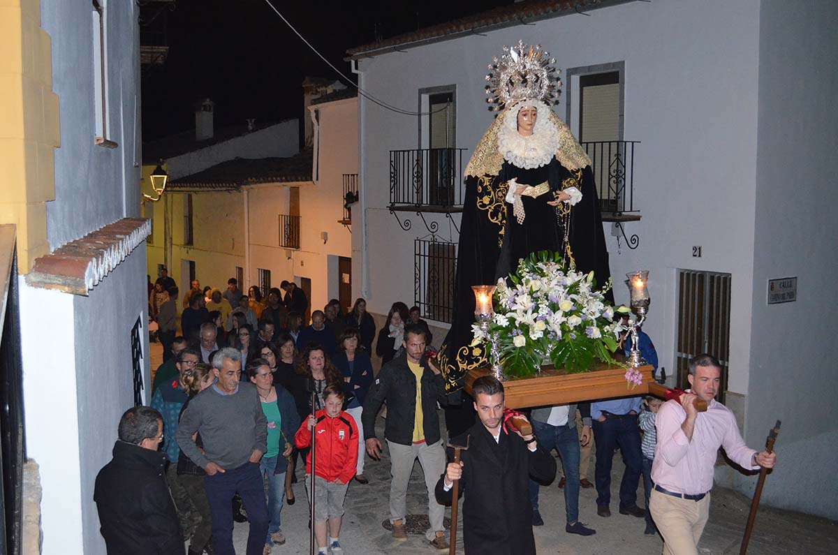 Los vecinos en la procesión de La Soledad de Cartajima.
