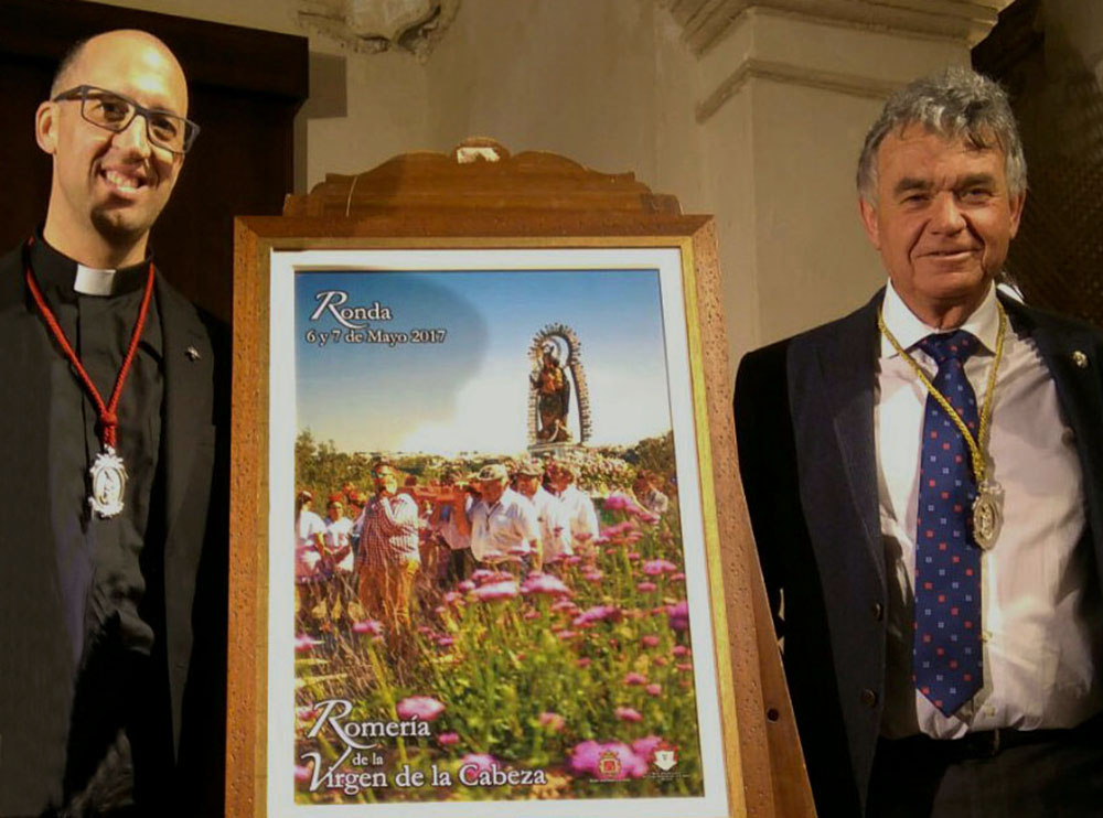 La Hermandad de la Virgen de la Cabeza presenta el cartel de la romería que recoge una fotografía del camino de Javier Flores