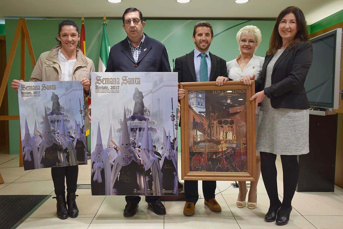 El alcalde de Arriate, miembros de las hermandades y la delegada Territorial de Cultura en la presentación de los carteles.