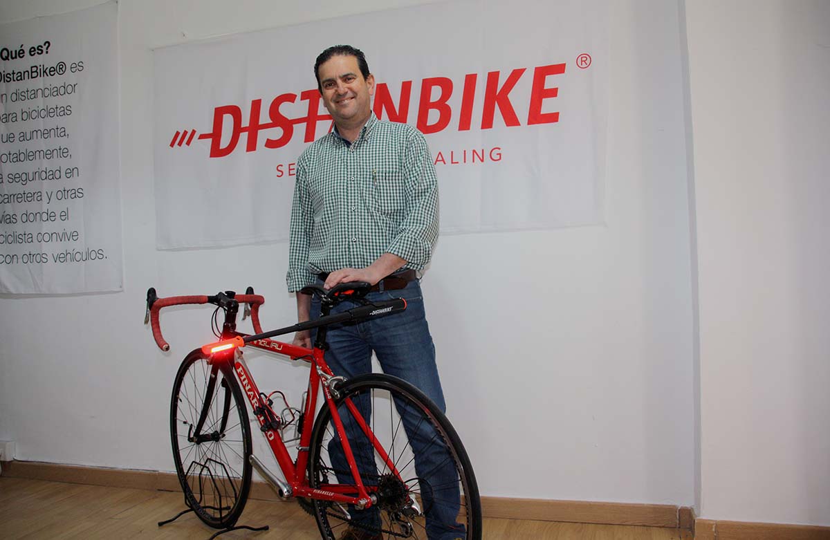 Rafael Melgar muestra el dispositivo instalado en una bicicleta.