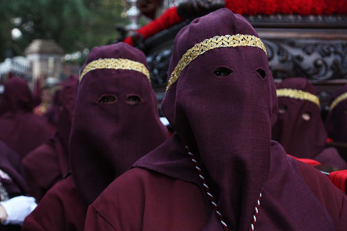 Gracias a la colaboración de numerosos rondeños los dos tronos han podido salir a la calle con suficientes horquilleros.