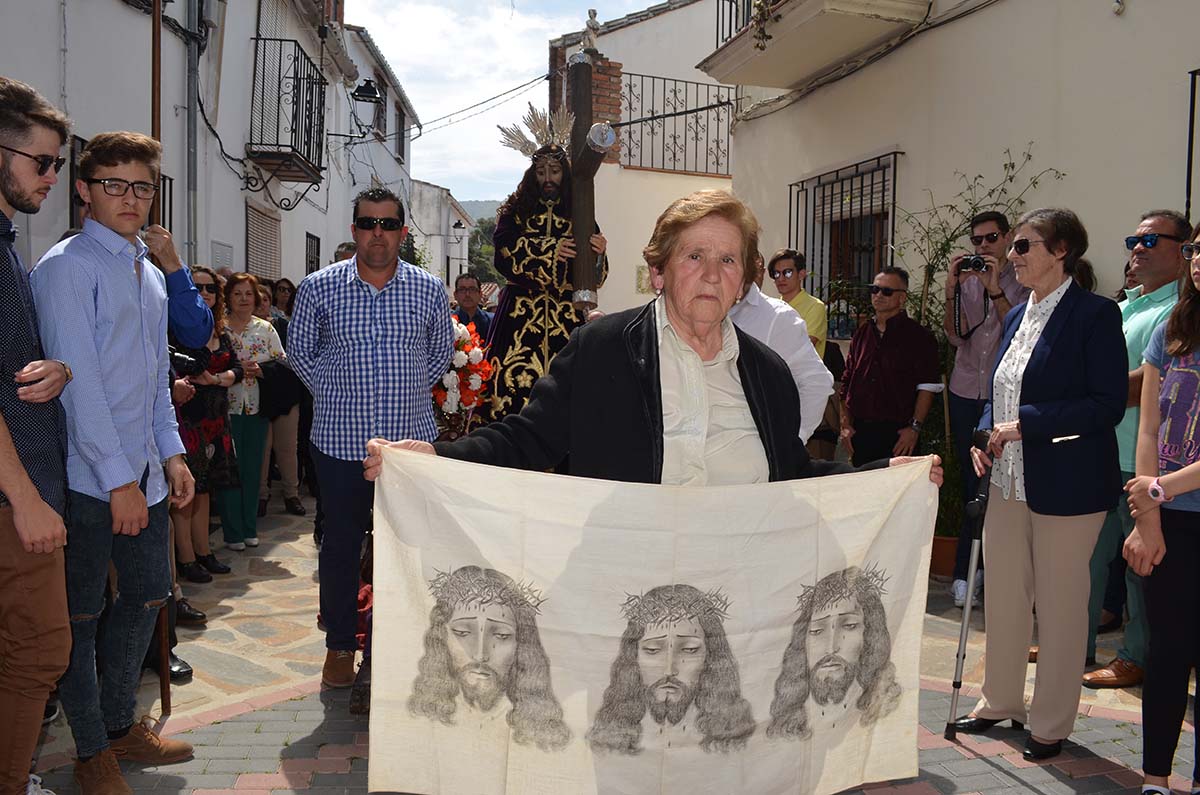 Una mujer del pueblo limpia el rostro del Cristo con un paño y se queda grabado.
