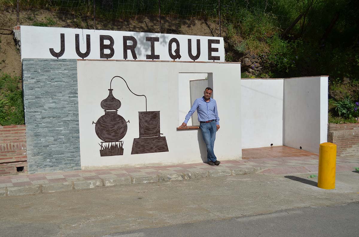Jubrique está soterrando los contenedores de basura y mejorando sus entradas.
