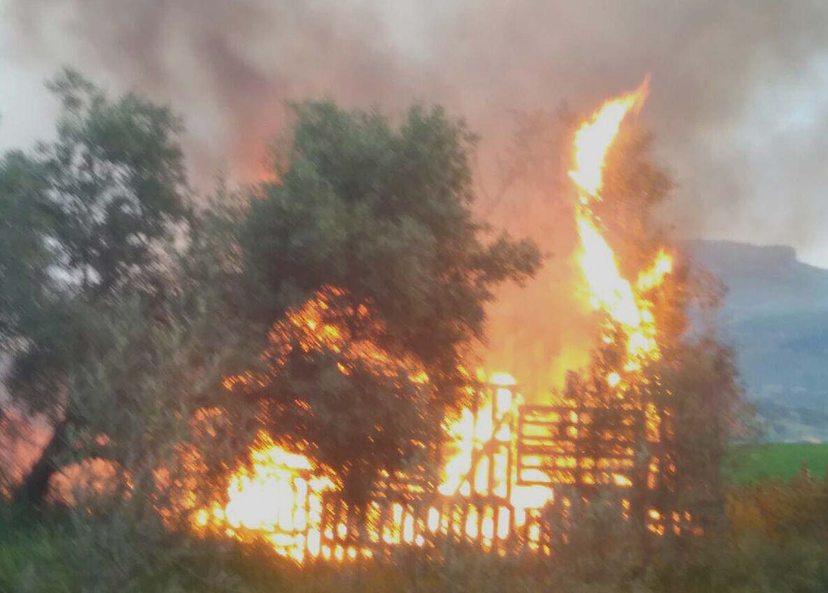 Las llamas calcinaron la casa de aperos en pocos minutos.