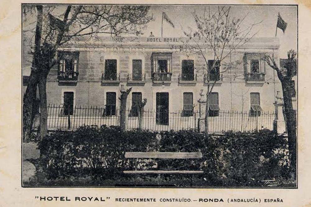 Fotografía de la época del antiguo edifico del Hotel Royal.