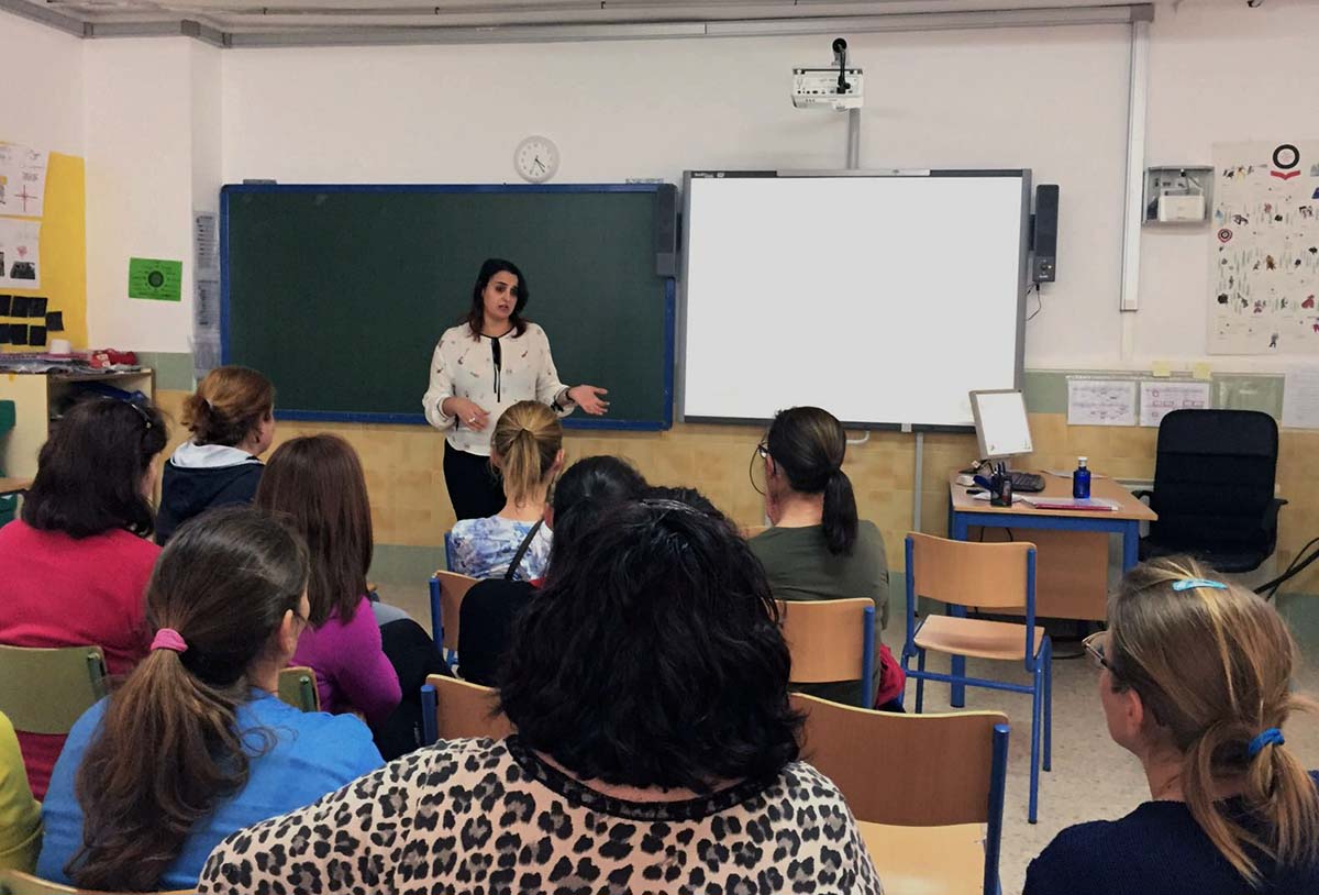 Una de las charlas informativas ofrecidas a los padres de alumnos.
