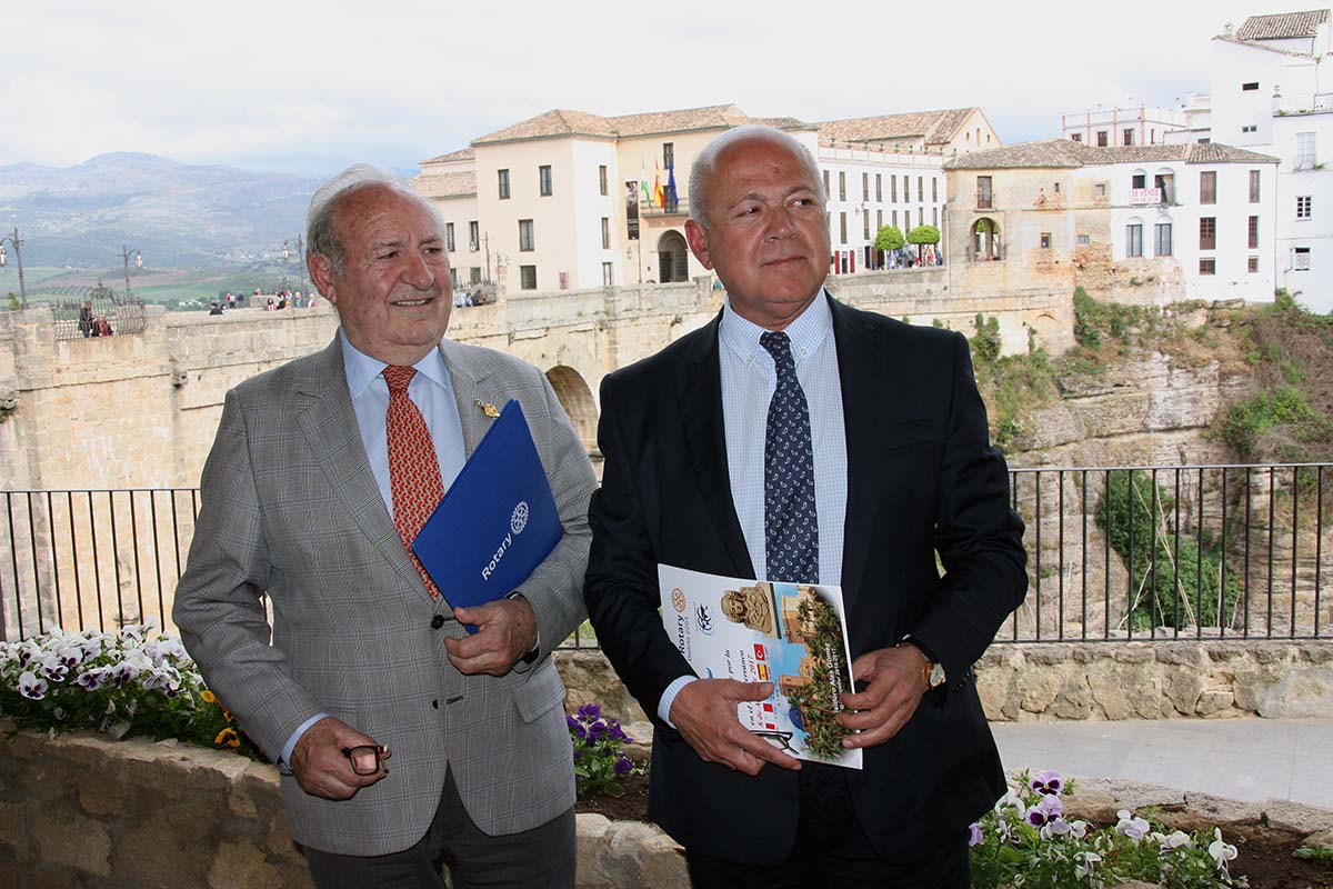 Isidoro Alés (izquierda de la imagen), junto a José Navío, presidente del Club Rotary Ronda-Serranía.