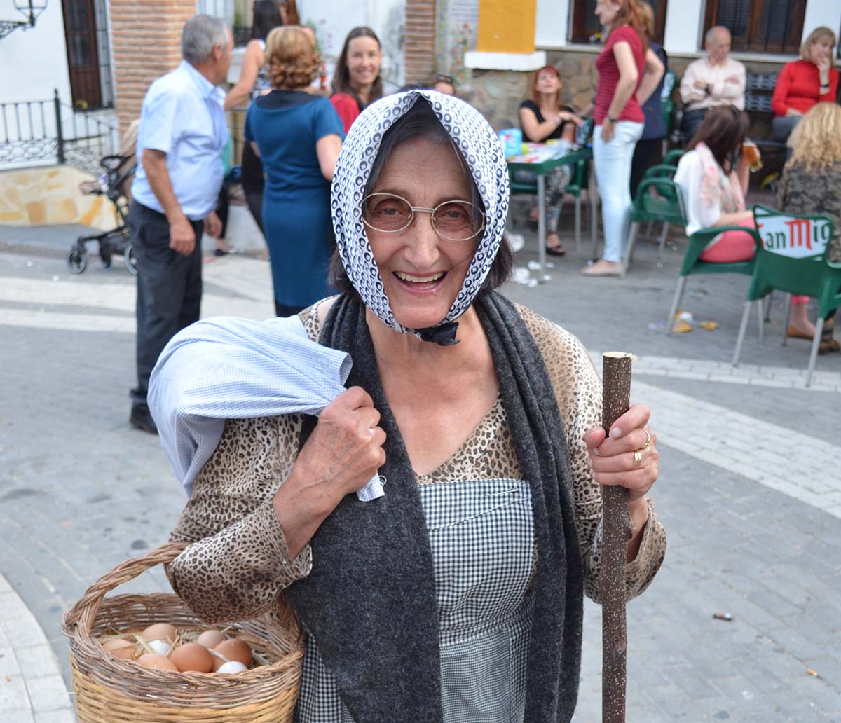 Una vecina del pueblo disfrazadas con harapos participa en estos singulares festejos.