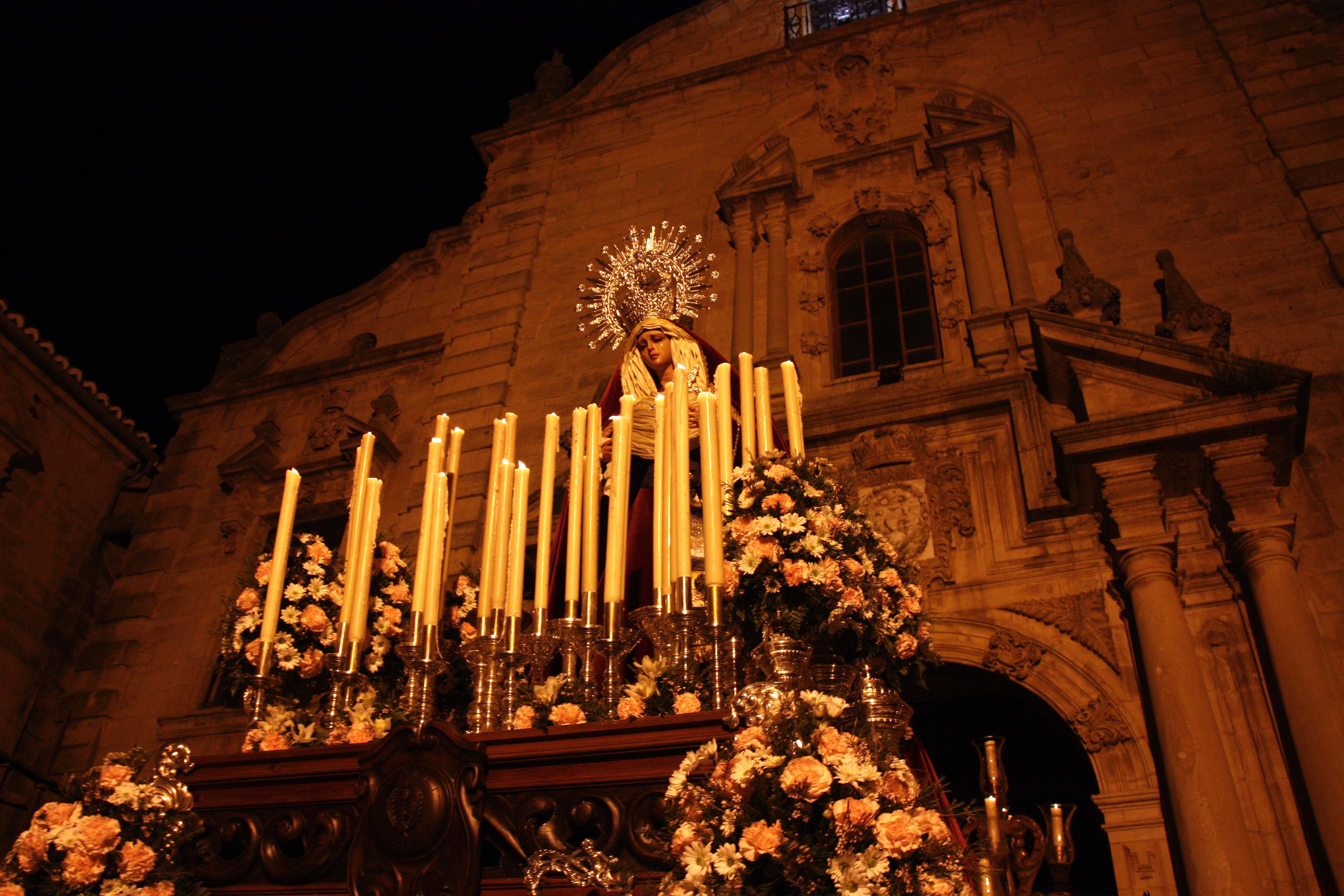 La nueva imagen de Nuestra Señora de la Salud a la salida de Santa Cecilia.