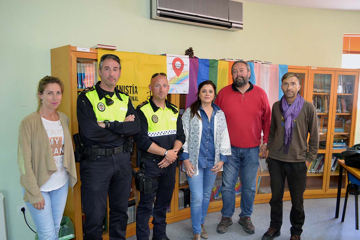 Responsables de los talleres, junto al concejal y policías locales.