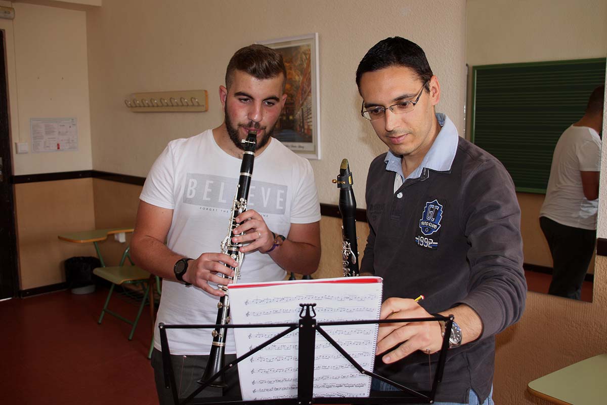 Un alumno y un profesor en una clase del Conservatorio.