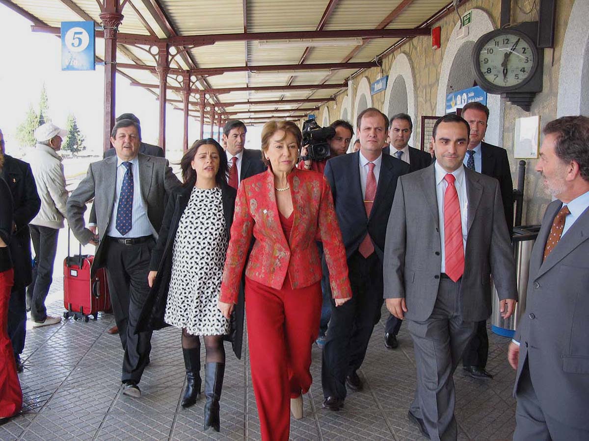 La entonces ministra de Fomento, Magdalena Álvarez, presentó el proyecto en la estación de Ronda.