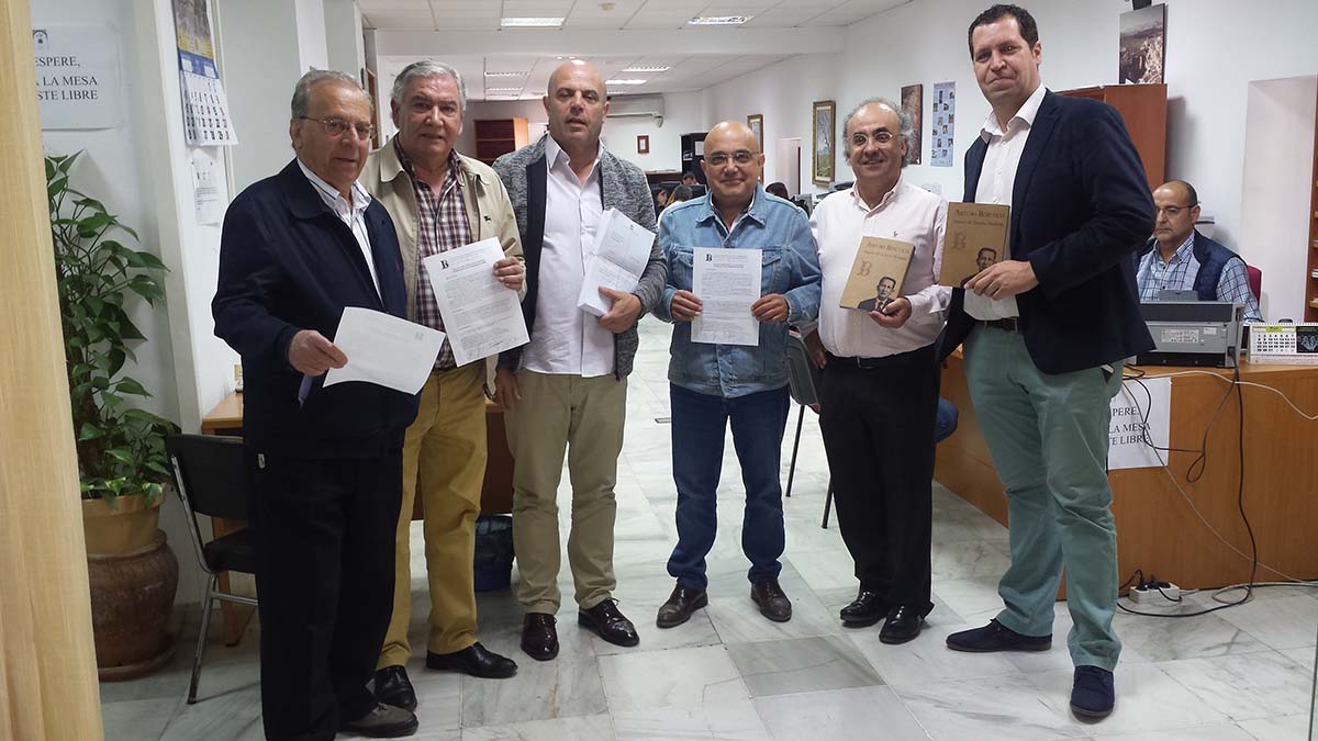Los miembros de la comisión que se ha creado han presentado la solicitud en el Ayuntamiento.