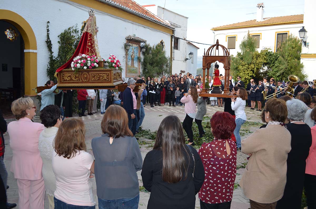 Encuentro entre la Virgen y el Niño junto a la iglesia del pueblo.