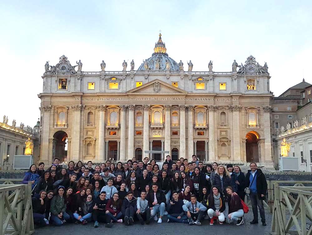 Los estudiantes rondeños en la Plaza de San Pedro del Vaticano. Foto Daniel Harillo.