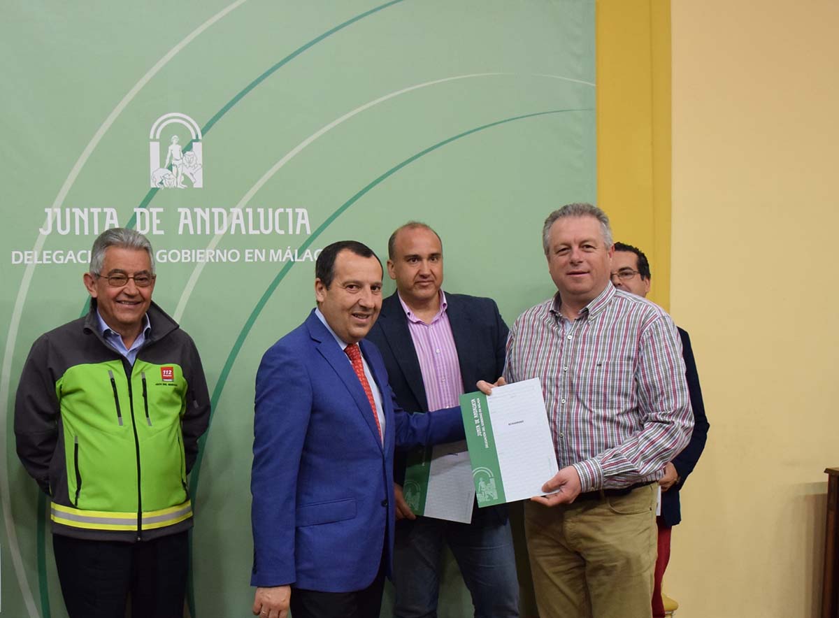 Ruiz Espejo ha entregado el certificado al alcalde de Benarrabá, Silveste Barroso.