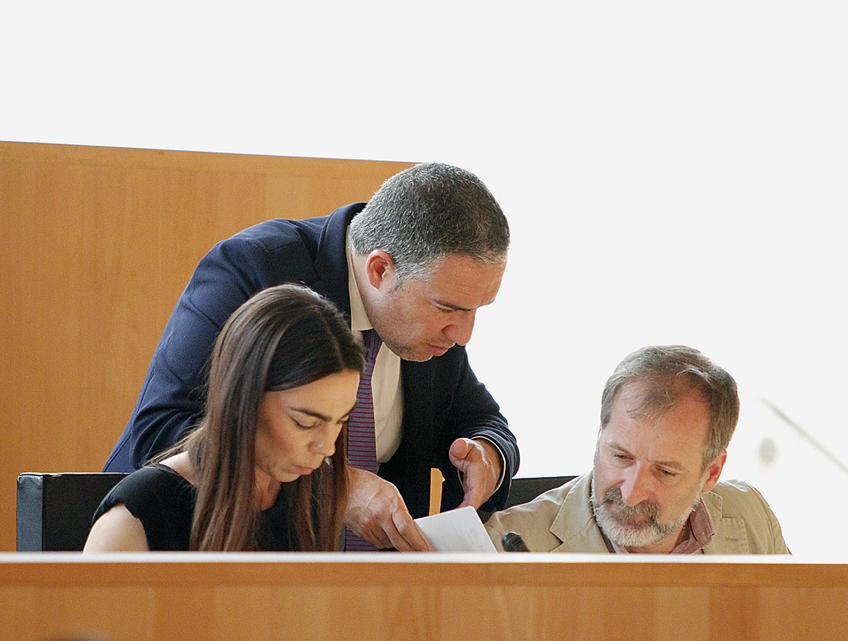 Bendodo conversando con los responsables de Ciudadanos en el Pleno de hoy.