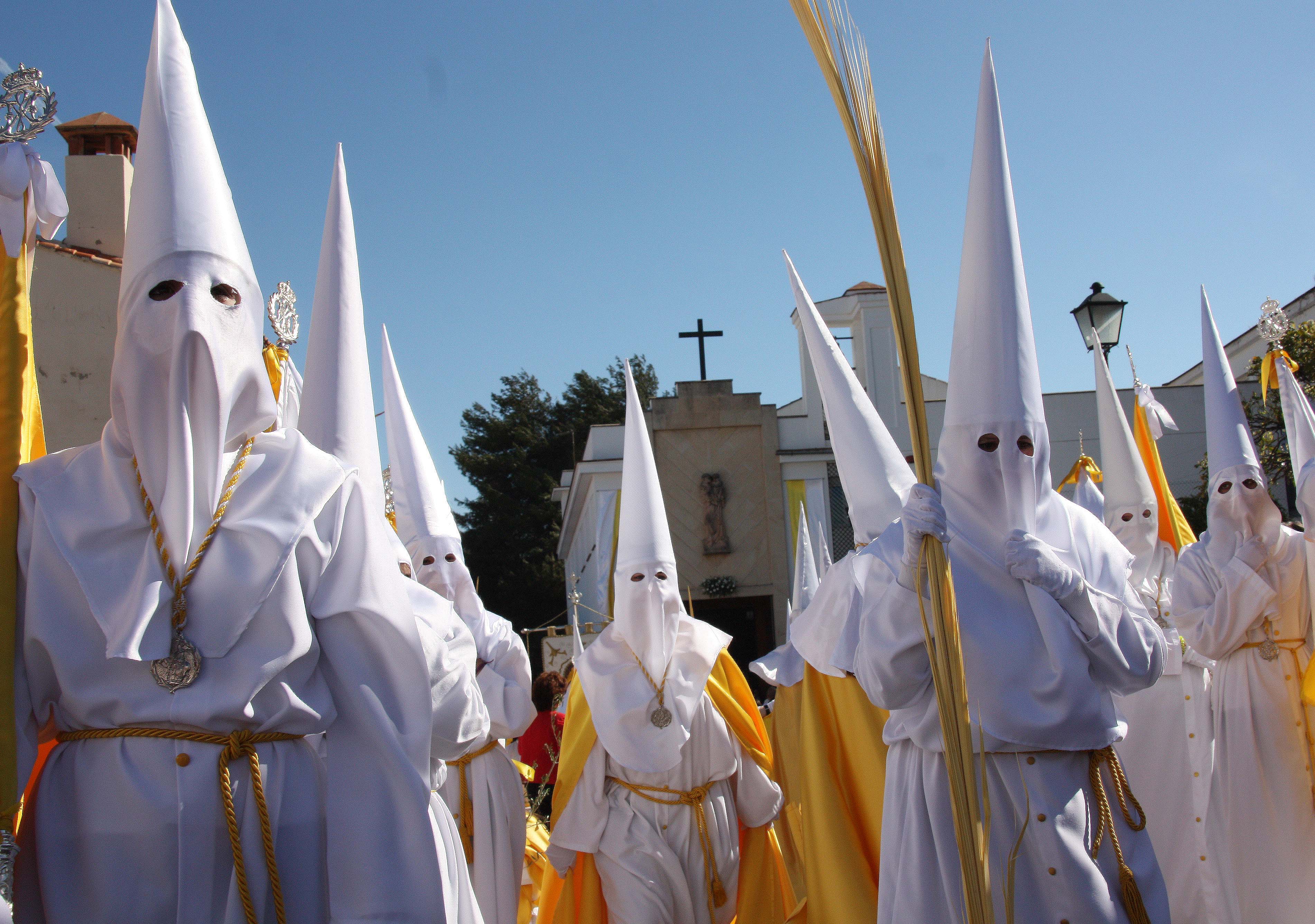 El Sol, el viento y numerosos rondeños acompañan a La Pollinica en el primer desfile de la Semana de Pasión