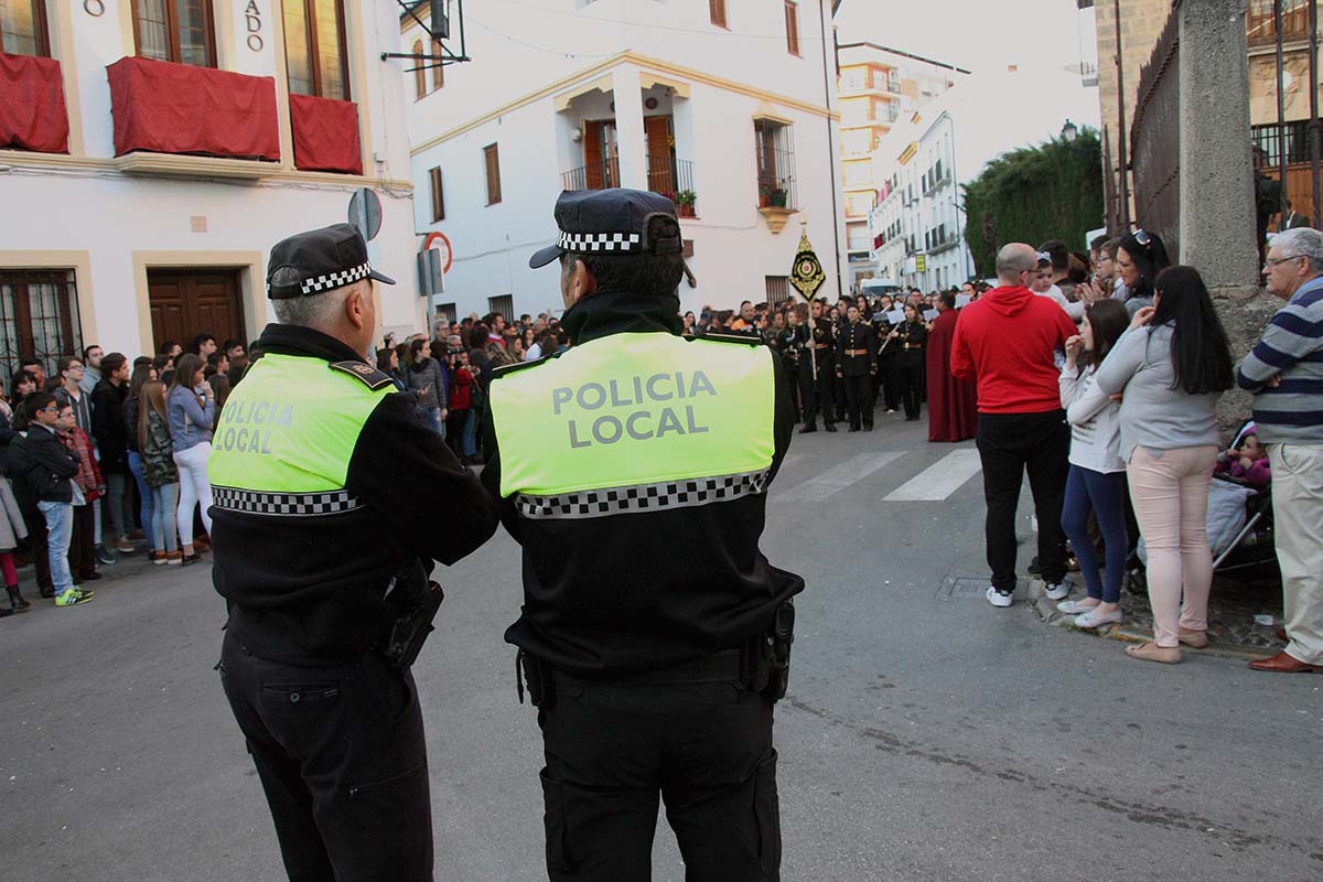 Efectivos de la Policía Local trabajando en el dispositivo de una de las procesiones de Semana Santa.