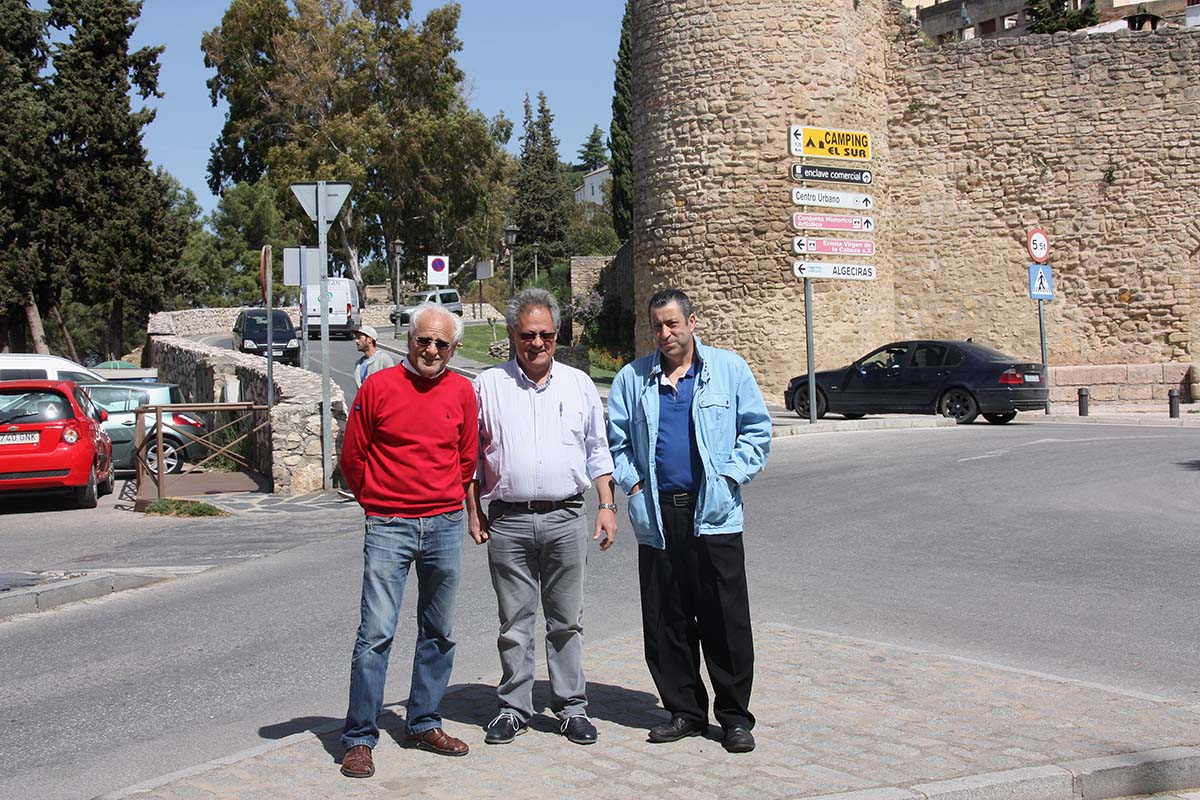 Los portavoces de la Plataforma Ciudadana junto a la Cuesta de las Imágenes.
