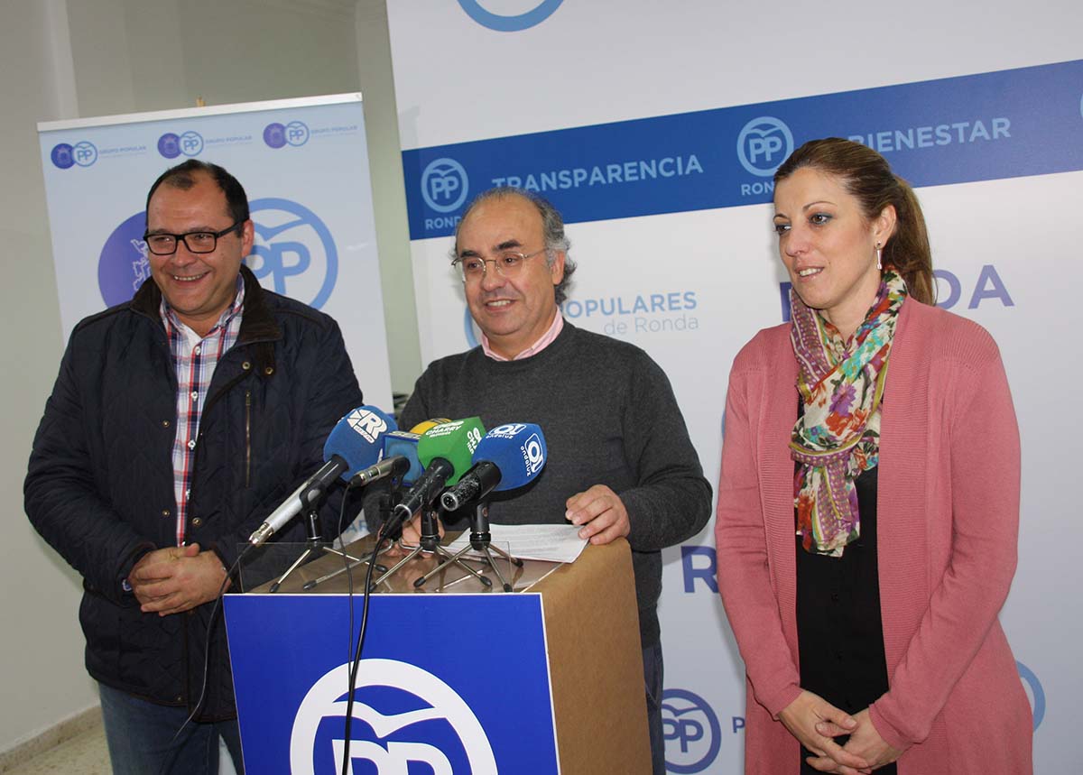 Los concejales populares en la rueda de prensa ofrecida en su sede.