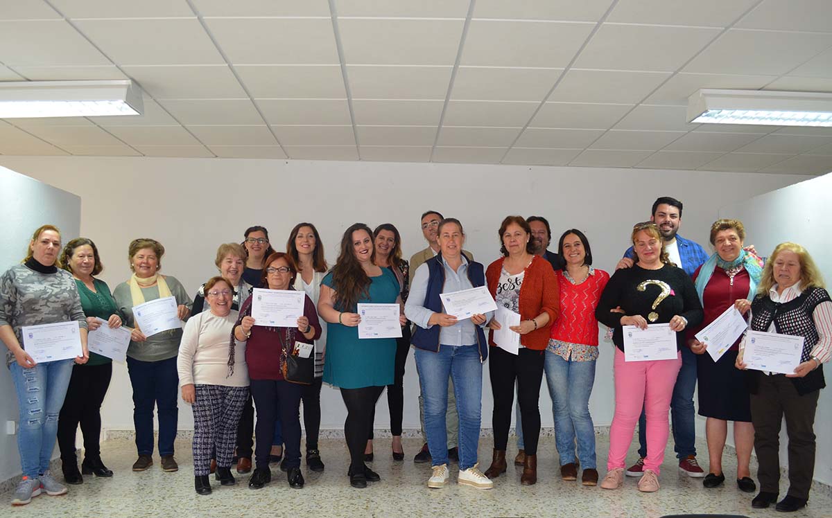 Las participantes en el taller y las autoridades.