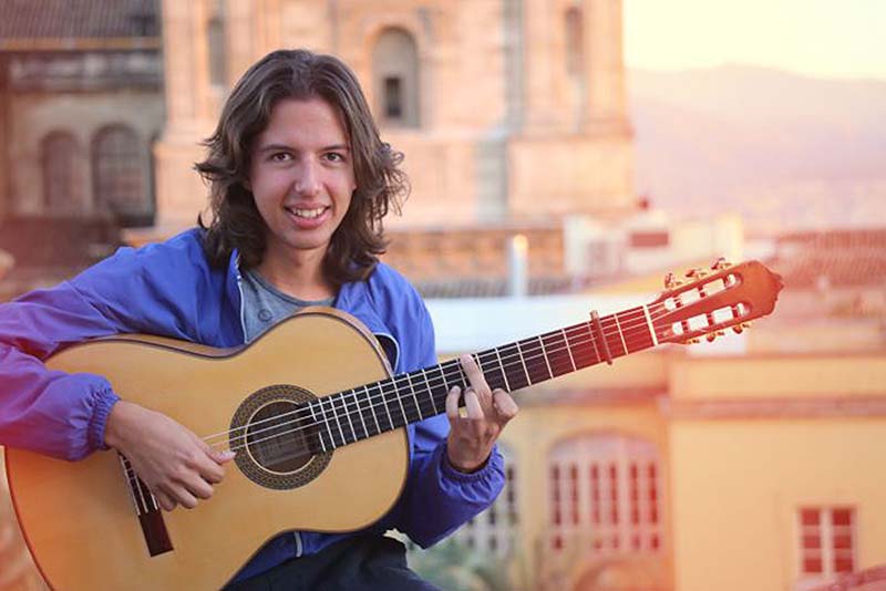 Ricardo de la Paz está terminando sus estudios de Música en Granada.