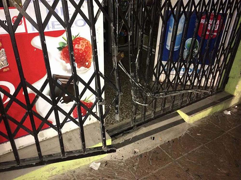 Los delincuentes forzaron la reja para acceder al local comercial.