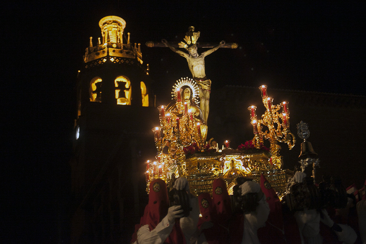 Solemnidad y recogimiento en la estación de penitencia del Cristo de la Sangre.