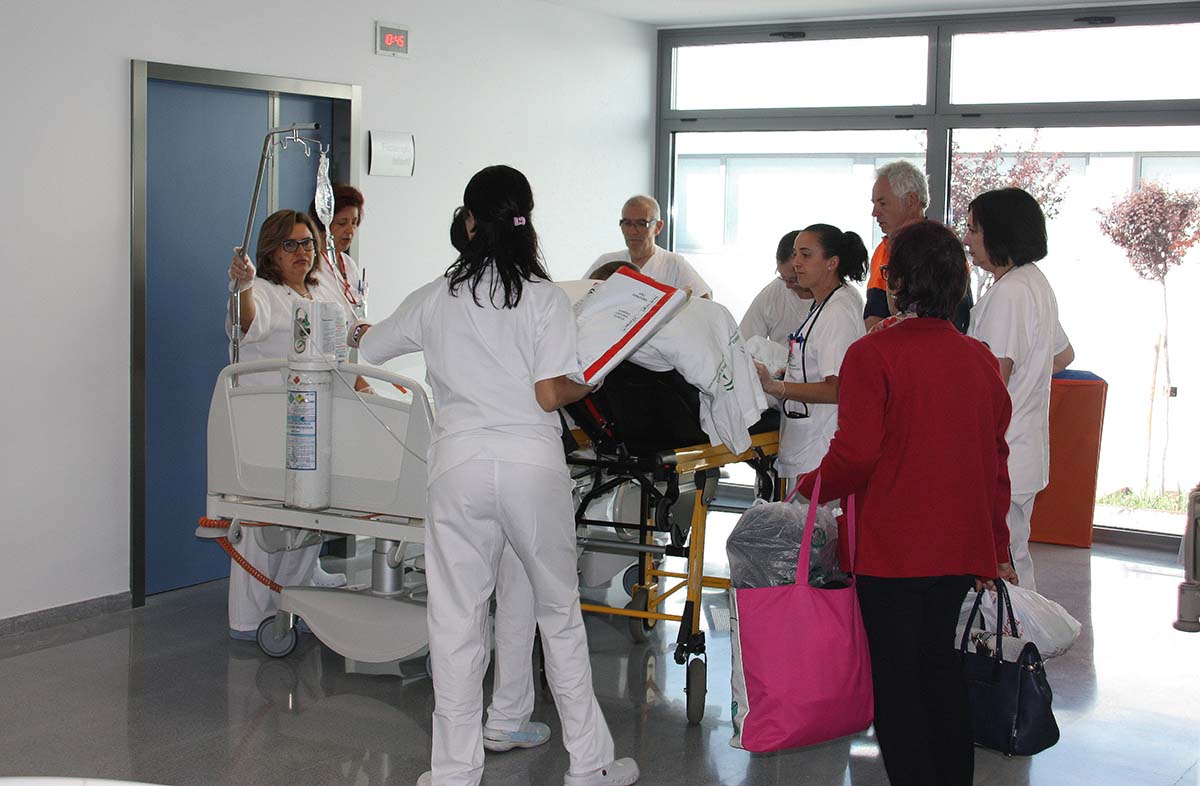 La consejera de Salud afirma que se está trabajando para situar en un mes el ascensor montacamas que le falta al nuevo Hospital