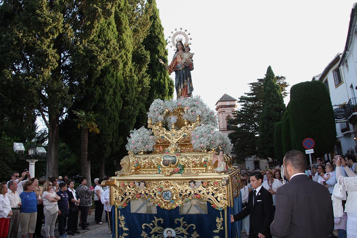El paso de María Auxiliadora fue portado por jóvenes costaleros.