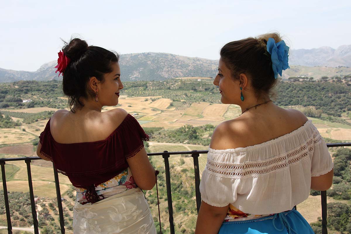 Dos majas de la época romántica en uno de los balcones de la Alameda.
