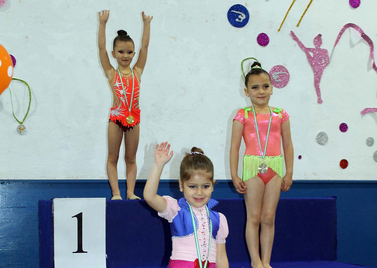 La pequeña Zaira Guerrero quedó la primera dentro de su modalidad de gimnasia rítmica.