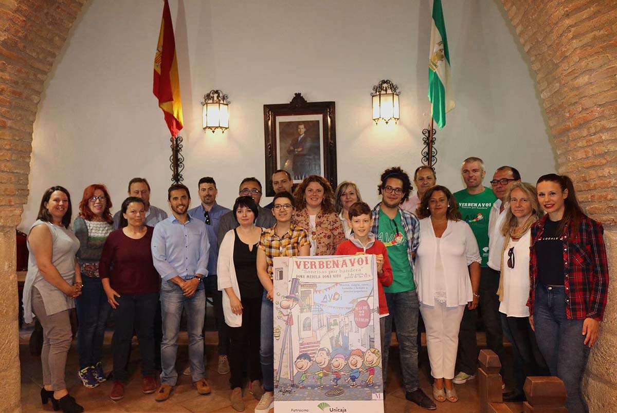 Los organizadores del acto solidario junto a alcaldes y concejales de la comarca.