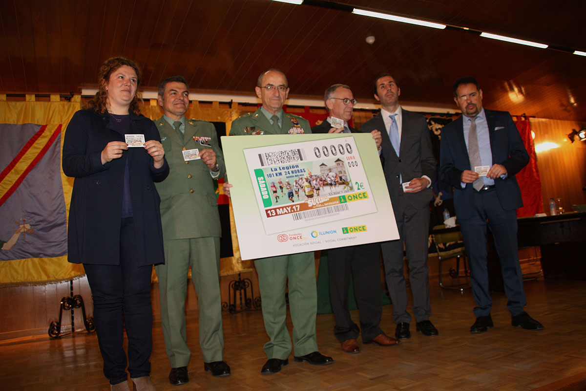 Responsables del Ayuntamiento, Legión y la ONCE en la presentación del cupón.