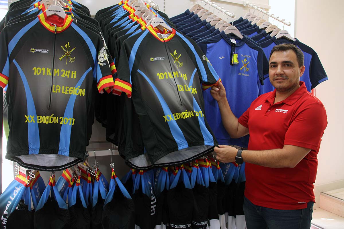 El gerente, Pepe Carrasco, muestra algunas de las prendas oficiales de la carrera.