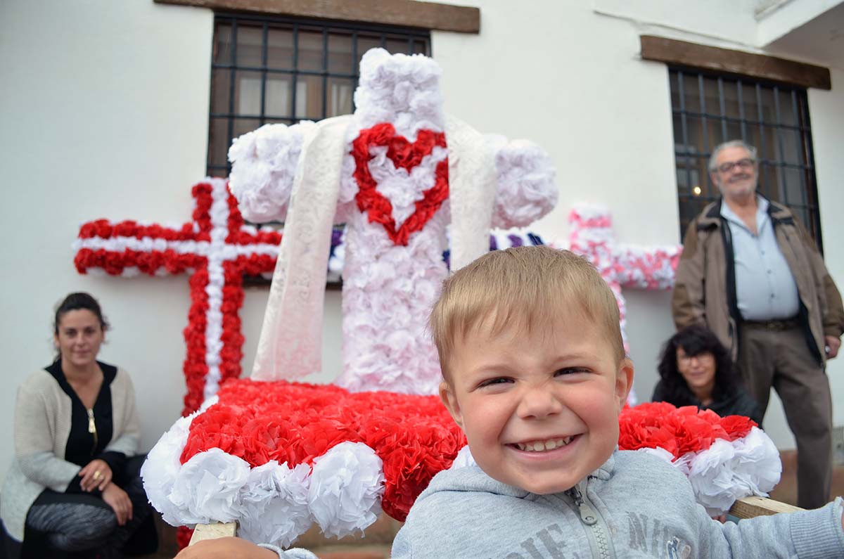 Pequeños y mayores están realizando las cruces para este sábado.